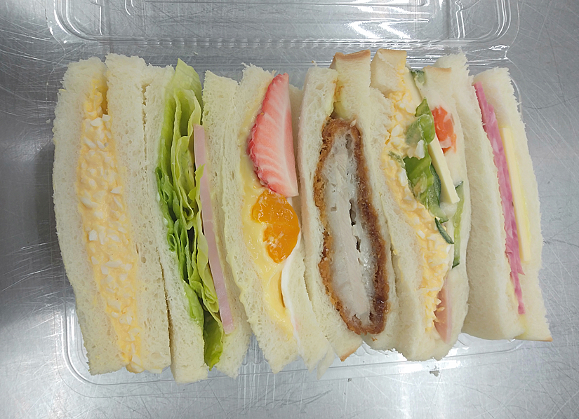 手作りサンドイッチのデリシャスのサンドイッチの詰め合わせ。