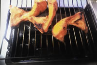 手作りサンドイッチのデリシャスは、鮭は、じっくりと弱火で焼いています